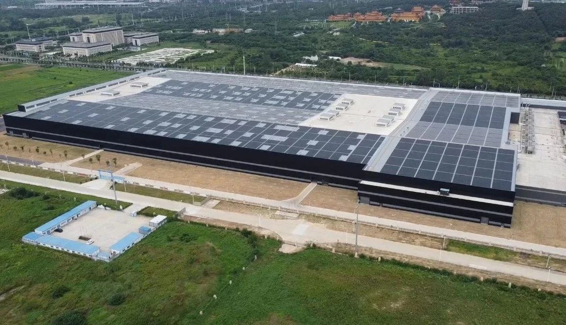 让我们跟随新华社，去看看玻璃会发电的奥秘吧！